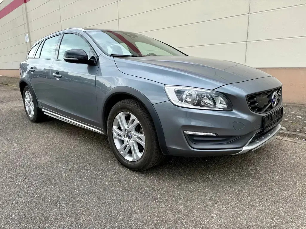 Main__Slider__Photo:Volvo V60 Cross Country V60 D3 Cross Country Momentum - NAVI+LEDER+SHZ 08/2015-1