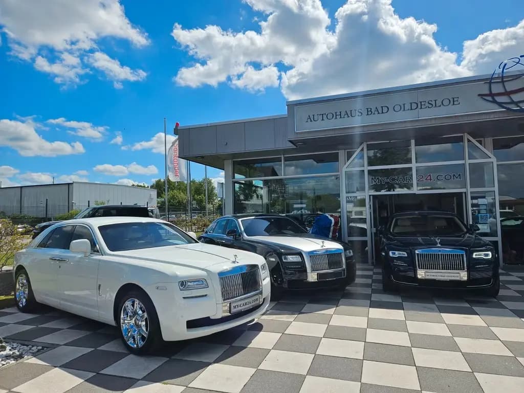 Main__Slider__Photo:Rolls-Royce Ghost Family +Executive-Aussattung 05/2011-0
