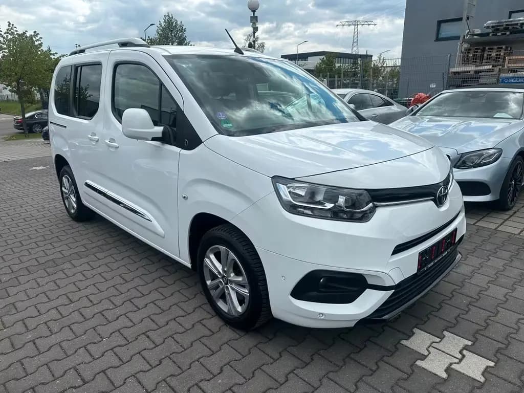 Main__Slider__Photo:Toyota Proace (Verso) Proace City Verso L1 Team Deutschland 7-Sitzer 12/2020-0