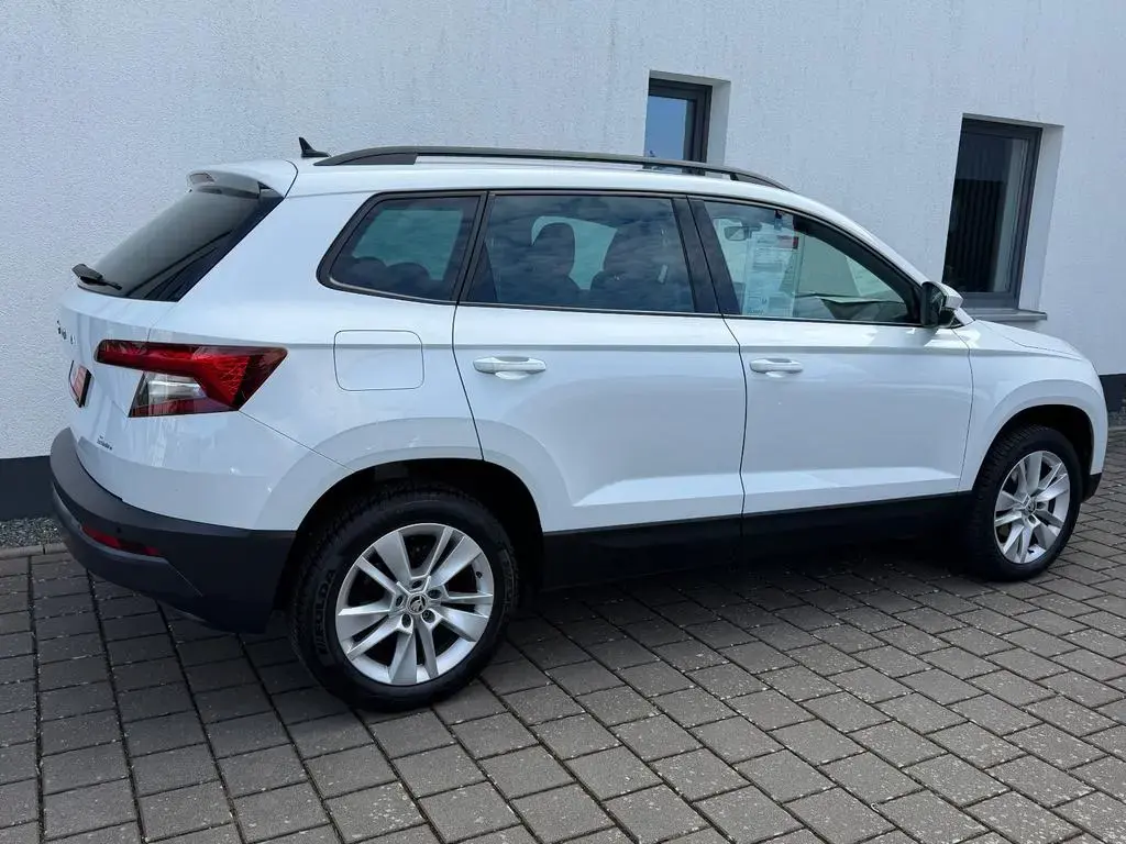 Main__Slider__Photo:Skoda Karoq 1.5l TSI DSG Ambition (AHK,Navi,SH,Kamera) 02/2022-1