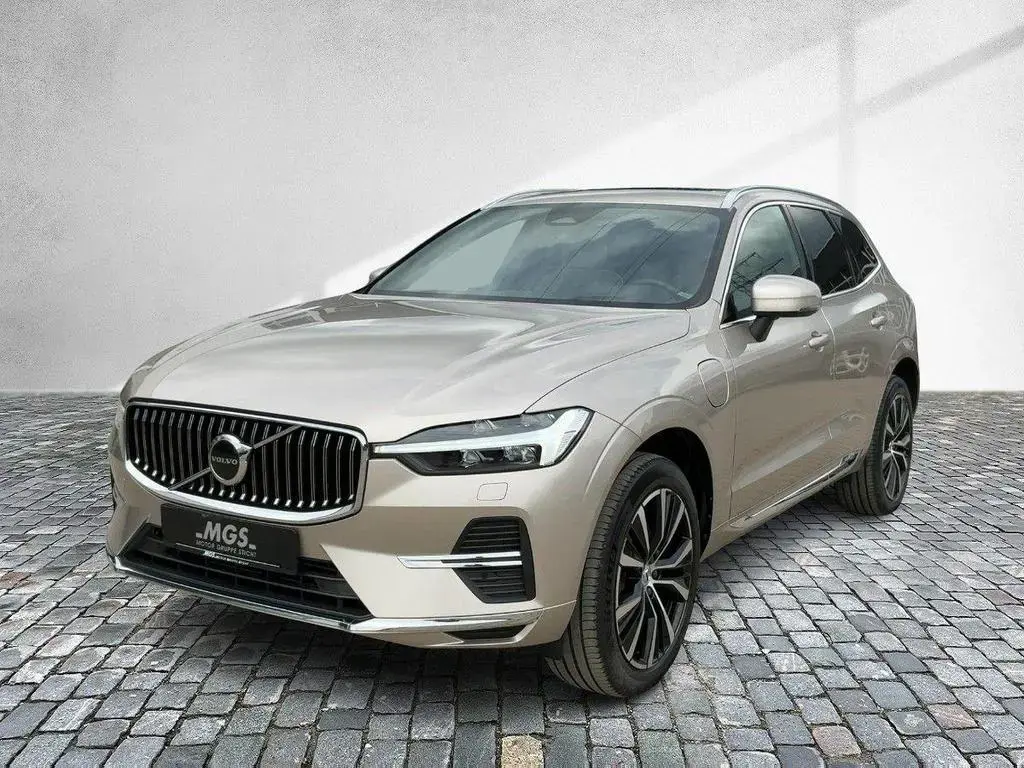 Main__Slider__Photo:Volvo XC60 Ultimate Bright Recharge Plug-In Hybrid AWD 12/2022-1