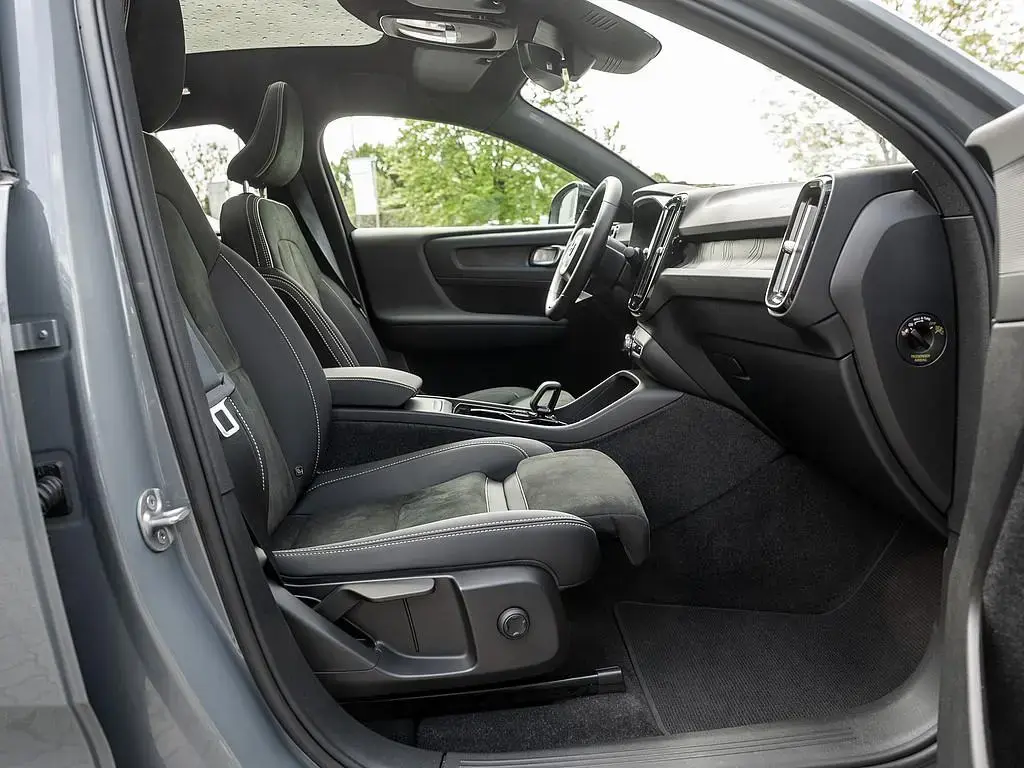 Main__Slider__Photo:Volvo C40 Twin Motor Plus 03/2023-1