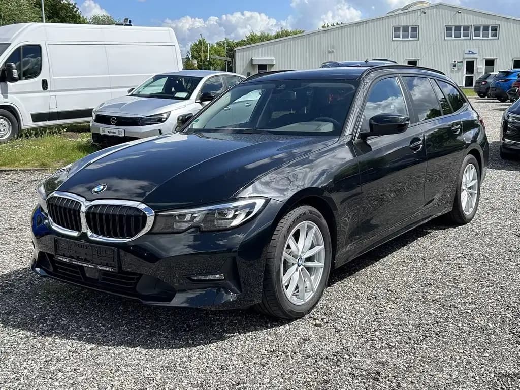 Main__Slider__Photo:BMW 320 d Touring / Advantage / Panorama / AHK 12/2019-0