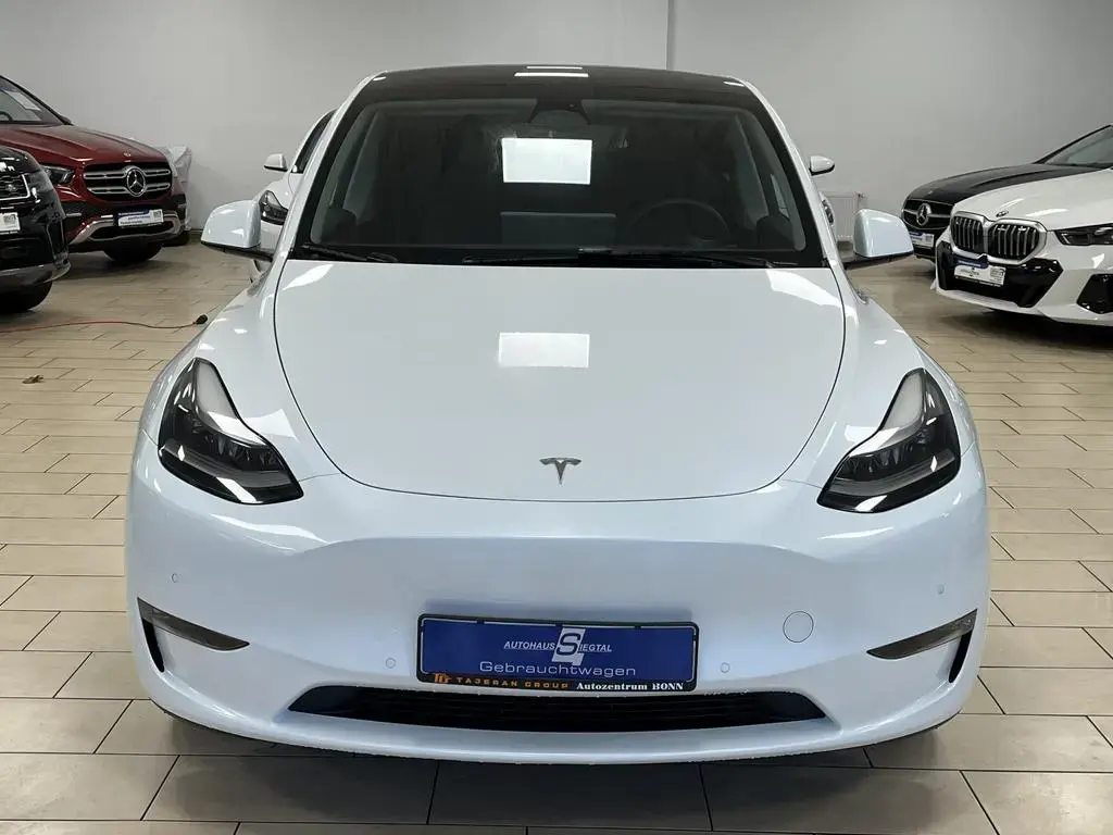 Main__Slider__Photo:Tesla Model Y Maximale Reichweite Dual AWD ACC Pano 03/2022-1