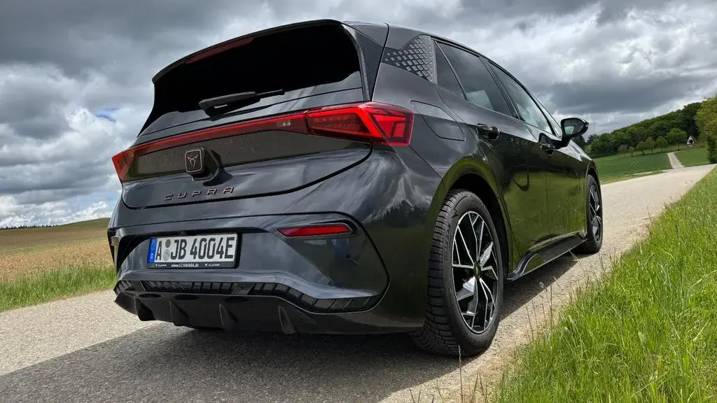 Main__Slider__Photo:Cupra Born *ACC*Massagesitze,*Head-Up*Wärmepumpe 12/2022-1