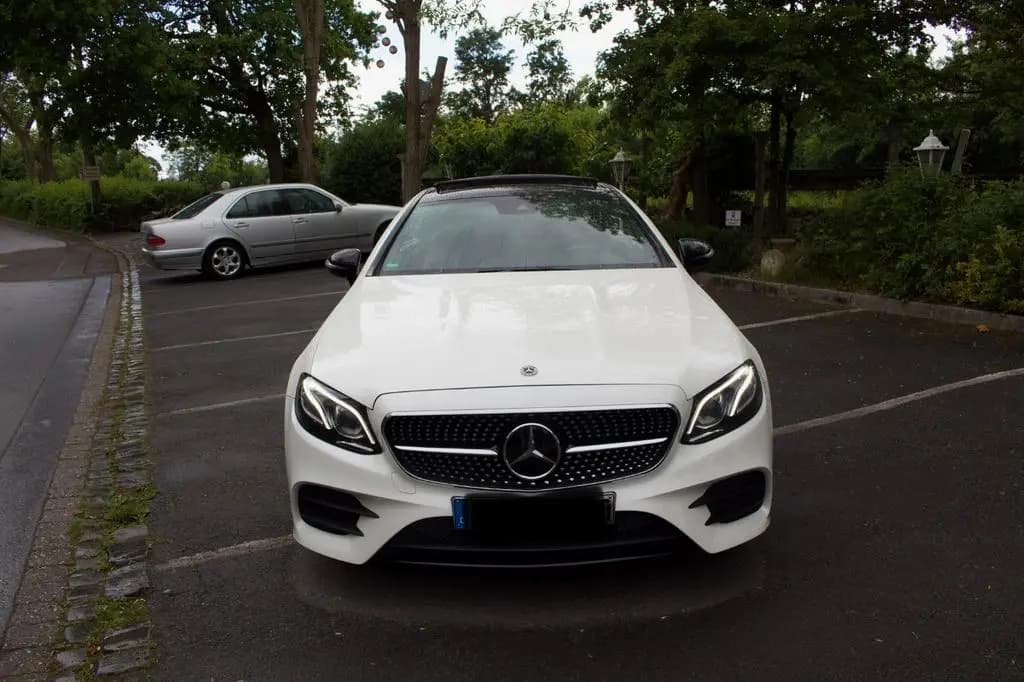 Main__Slider__Photo:Mercedes-Benz E 350 Coupé -AMG Line-Panoramdach-Diamantweiss 07/2020-0