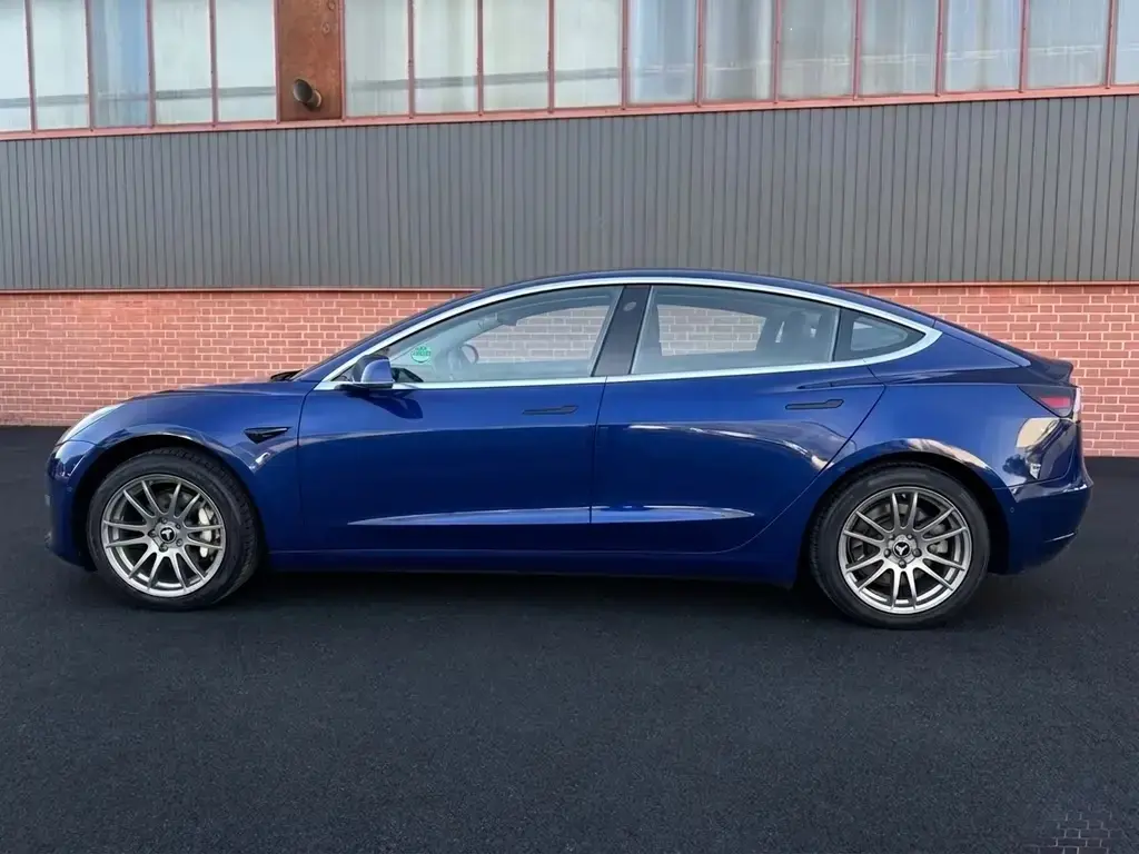 Main__Slider__Photo:Tesla Model 3 Standard Range Plus RWD 06/2019-1