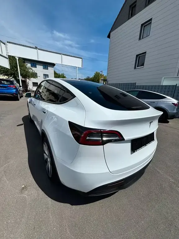Main__Slider__Photo:Tesla Model Y Basis RWD # aus 1 - Hand 06/2023-1
