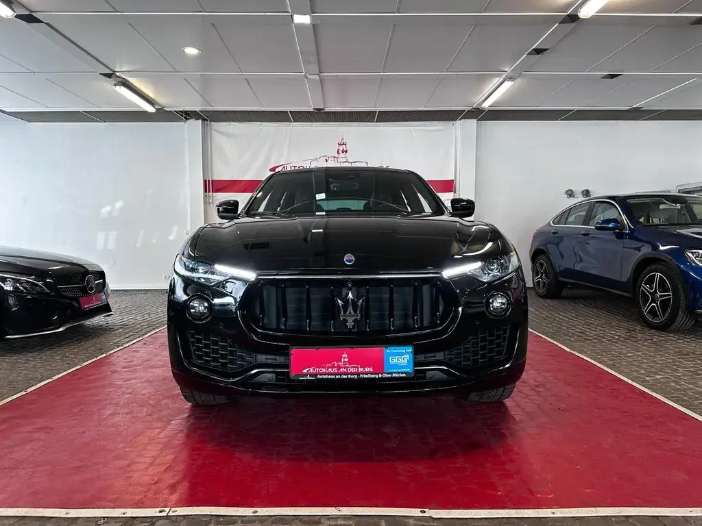 Main__Slider__Photo:Maserati Levante S Q4 //Pano//ACC//B&W// 05/2018-1