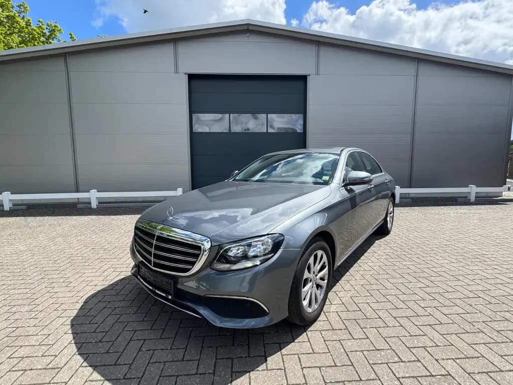 Main__Slider__Photo:Mercedes-Benz E 200 E Limousine 2.0 CGI 360KAERA+NAVI+SHZ 07/2016-0