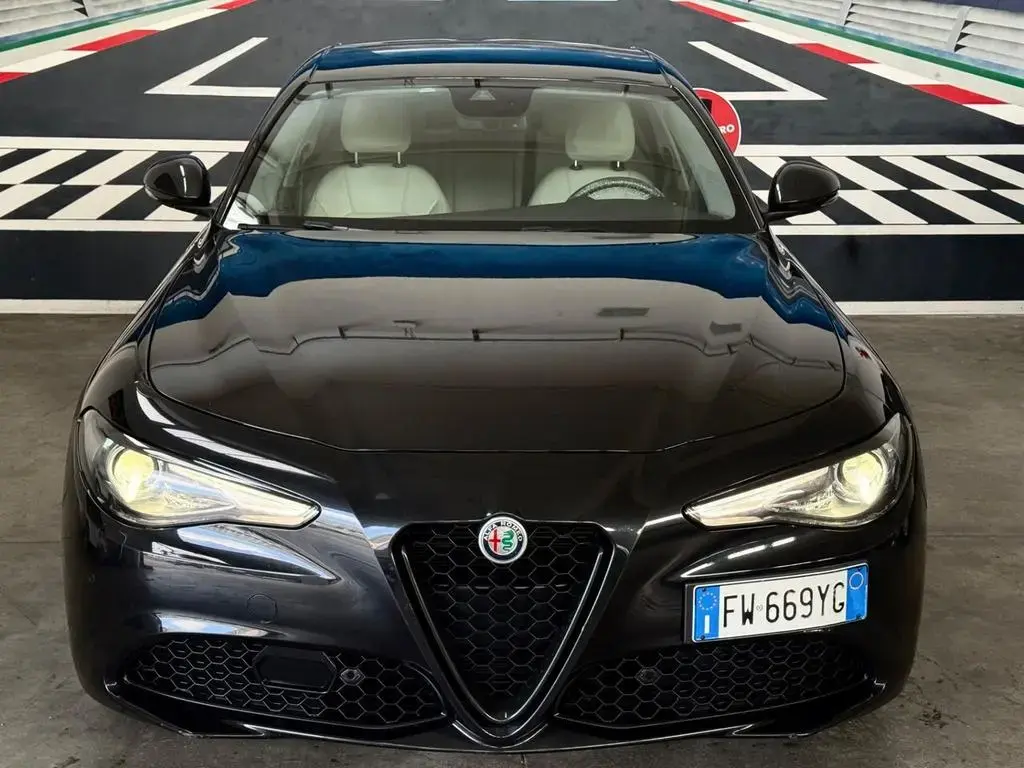 Main__Slider__Photo:Alfa Romeo Giulia 2.2 Turbodiesel 160 CV AT8 Sup 04/2019-1