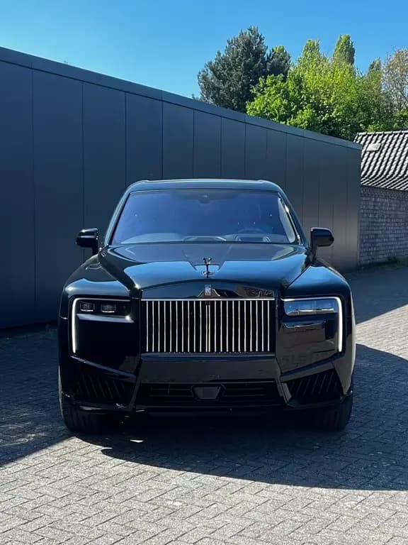 Main__Slider__Photo:Rolls-Royce Cullinan Black Badge Cullinan 02/2026-0
