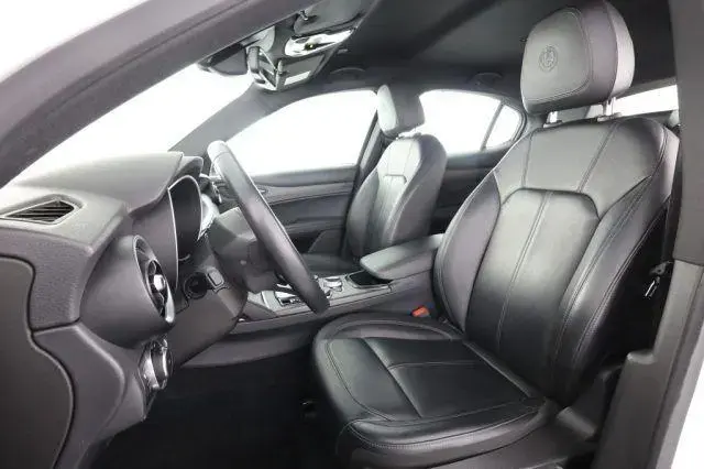 Main__Slider__Photo:Alfa Romeo Stelvio ALFA ROMEO Stelvio Stelvio 2.2 Turbodiesel 210 C 08/2023-1