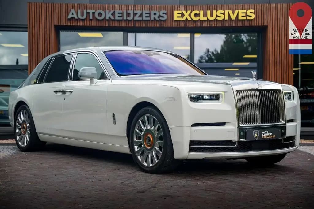 Main__Slider__Photo:Rolls-Royce Phantom 6.7 V12 Starlight Headliner Rear Theatre 05/2020-0