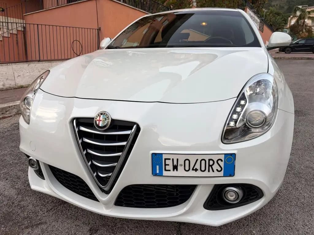 Main__Slider__Photo:Alfa Romeo Giulietta 1.6 JTDm distictive ideale 02/2015-0