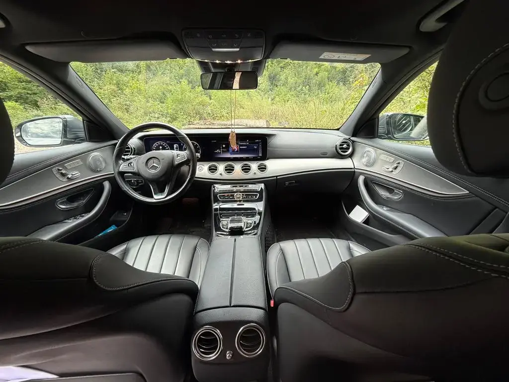 Main__Slider__Photo:Mercedes-Benz E 400 4MATIC T AMG Line Autom. AMG Line 08/2017-1