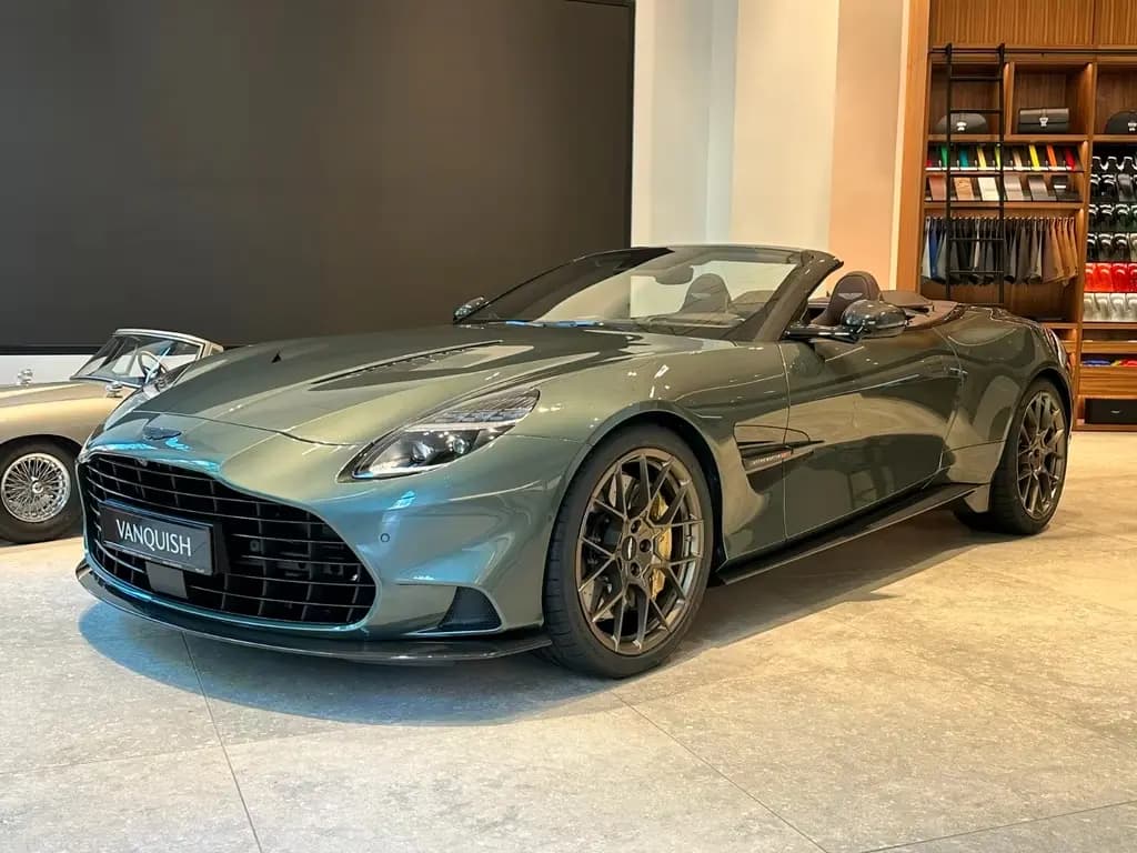 Main__Slider__Photo:Aston Martin Vanquish Volante - Chiltern Green - Carbon null-0
