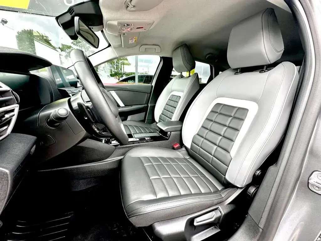 Main__Slider__Photo:Citroën C4 1.2 12V e-THP / PureTech 04/2025-1