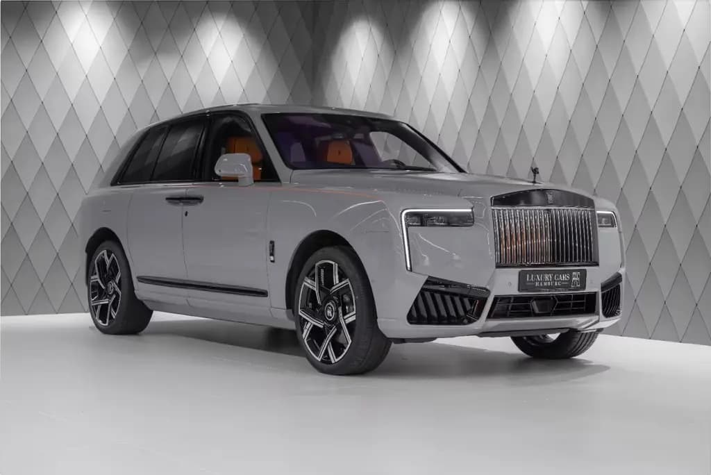 Main__Slider__Photo:Rolls-Royce Cullinan BLACK BADGE 2026 GREY/ORANGE STARLIGHT 05/2026-0