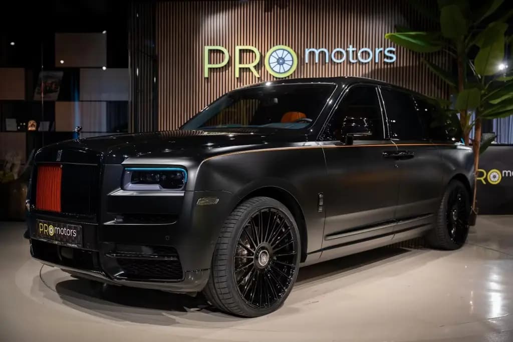 Main__Slider__Photo:Rolls-Royce Cullinan Black Badge Extra leather|360|Starlight 06/2020-0