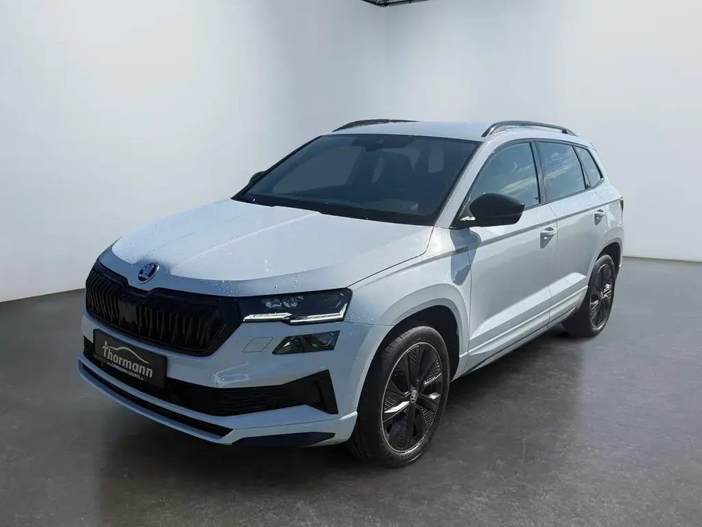 Main__Slider__Photo:Skoda Karoq Sportline 1.5 TSI DSG NAVI 4xSitzheizung 03/2023-1
