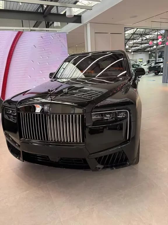 Main__Slider__Photo:Rolls-Royce Cullinan Black Badge 01/2026-0