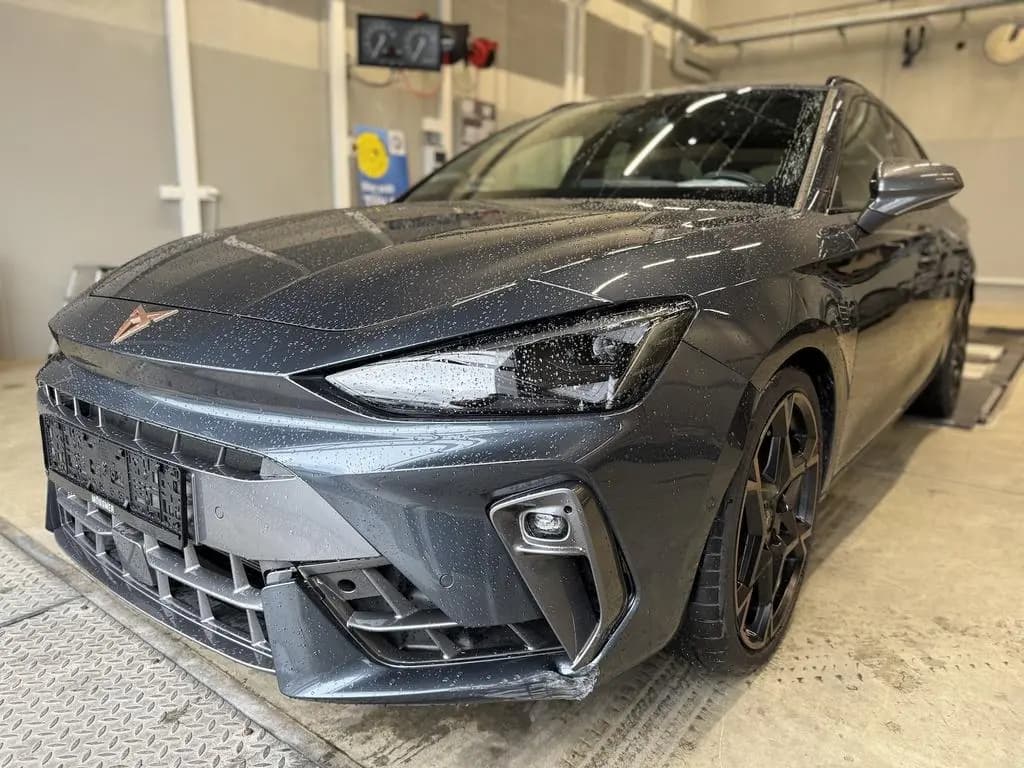Main__Slider__Photo:Cupra Leon ST VZ Sennheiser Leder AHK PANO Matrix XL 05/2025-0