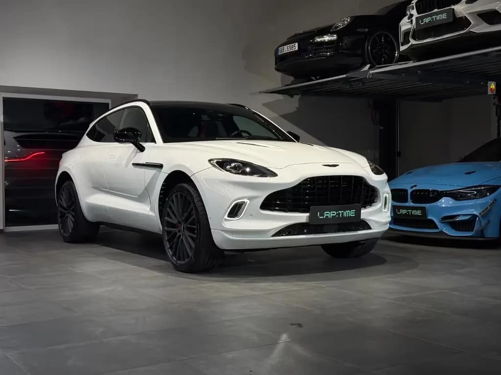 Main__Slider__Photo:Aston Martin DBX *405kW*Carbon*Alcantara*Anhänger 04/2022-0