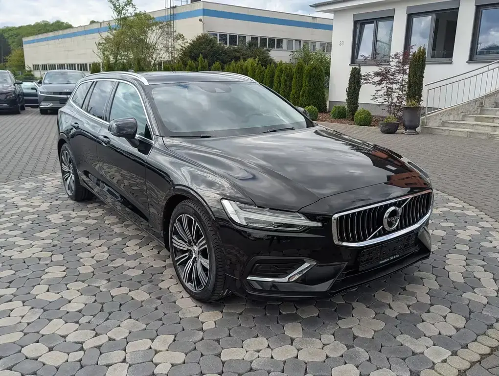 Main__Slider__Photo:Volvo V60 Inscription PANO LED ACC MEMORY H&R AHK 360° 01/2022-1