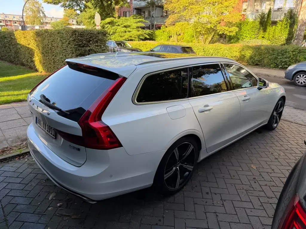 Main__Slider__Photo:Volvo V90 D5 AWD R-Design B&W~Standhzg~Pano~Xenium 03/2017-1