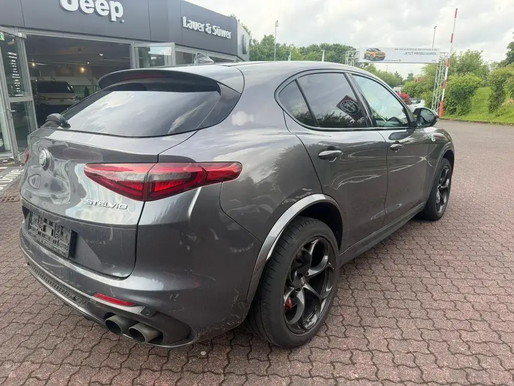 Main__Slider__Photo:Alfa Romeo Stelvio Quadrifoglio Q4 1.Hand*Panorma*H&K 01/2018-1