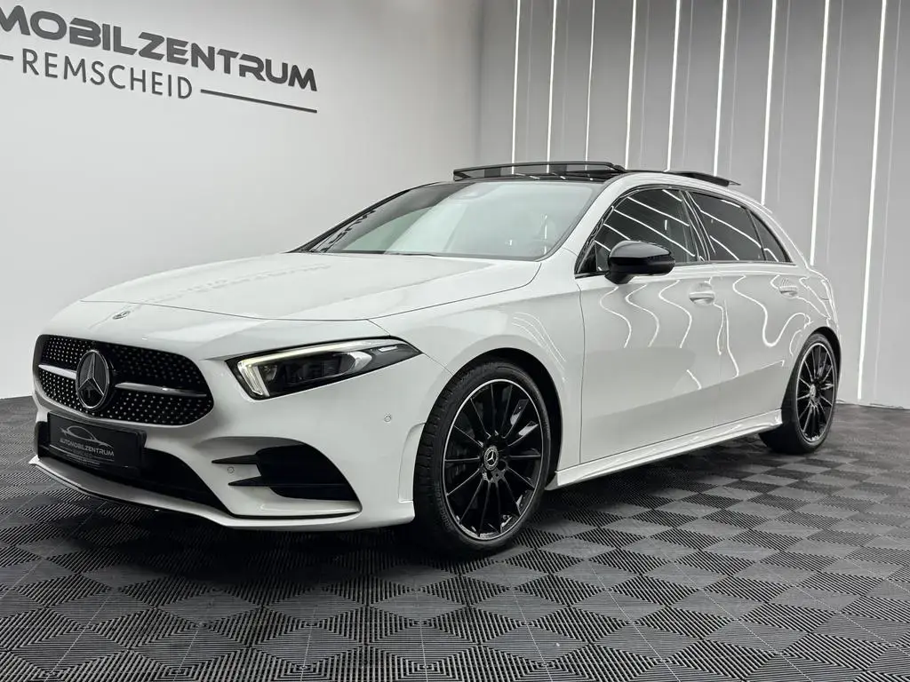 Main__Slider__Photo:Mercedes-Benz A 250 A A 250 Burmester | 360° | Ambiente | Night P. 02/2020-1