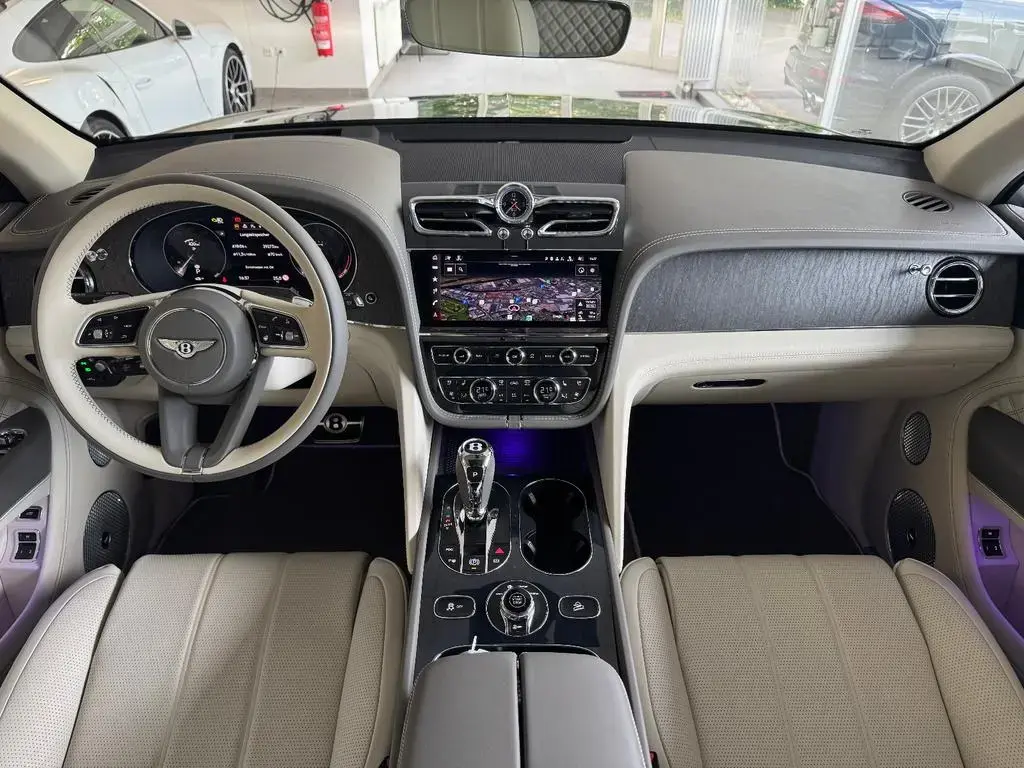 Main__Slider__Photo:Bentley Bentayga 4.0 V8 First-Edition Naim Panorama AHK 04/2021-1
