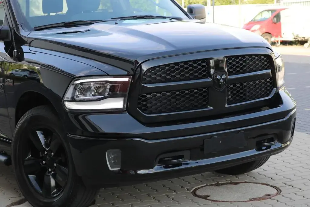 Main__Slider__Photo:Dodge RAM 1500 5.7 V8 Crew Cab Black/PANO/KAMERA/NAVI 09/2025-1