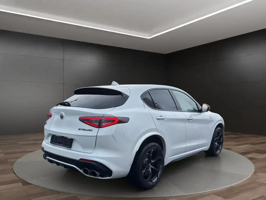 Main__Slider__Photo:Alfa Romeo Stelvio Quadrifoglio MY20 Quadrifoglio 2 10/2021-1