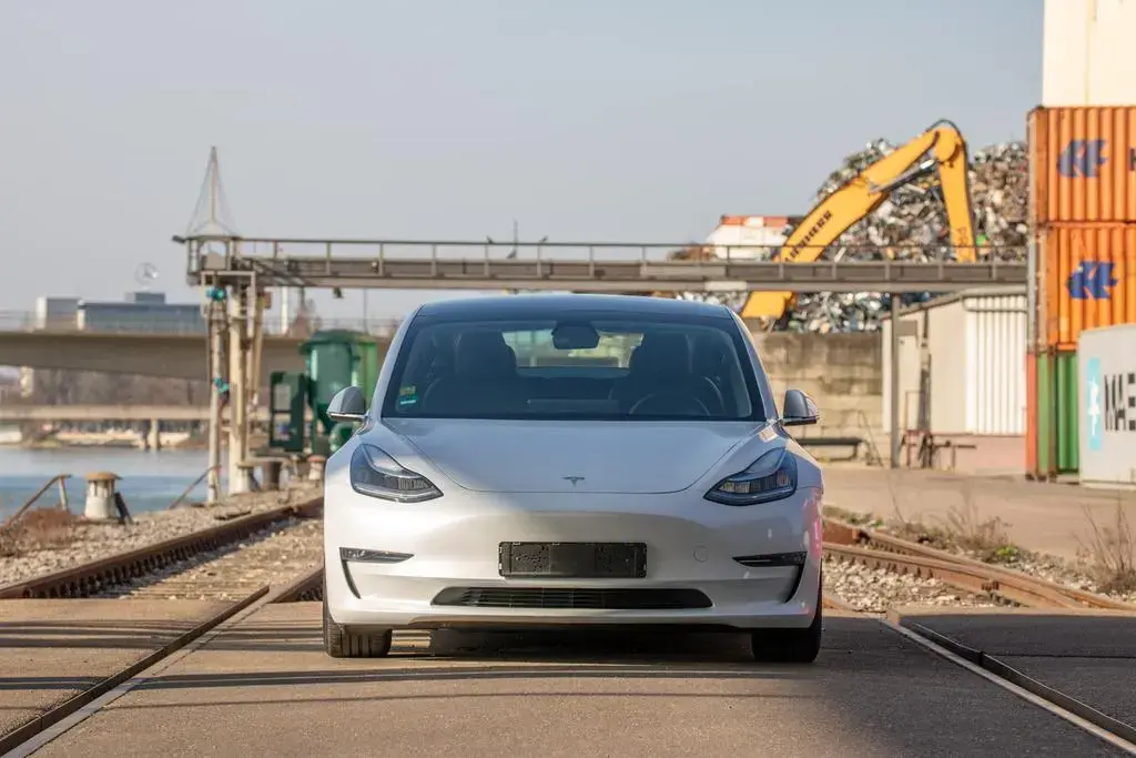 Main__Slider__Photo:Tesla Model 3 Long Range Dual AWD Enhanced A. Anhänger 04/2020-1