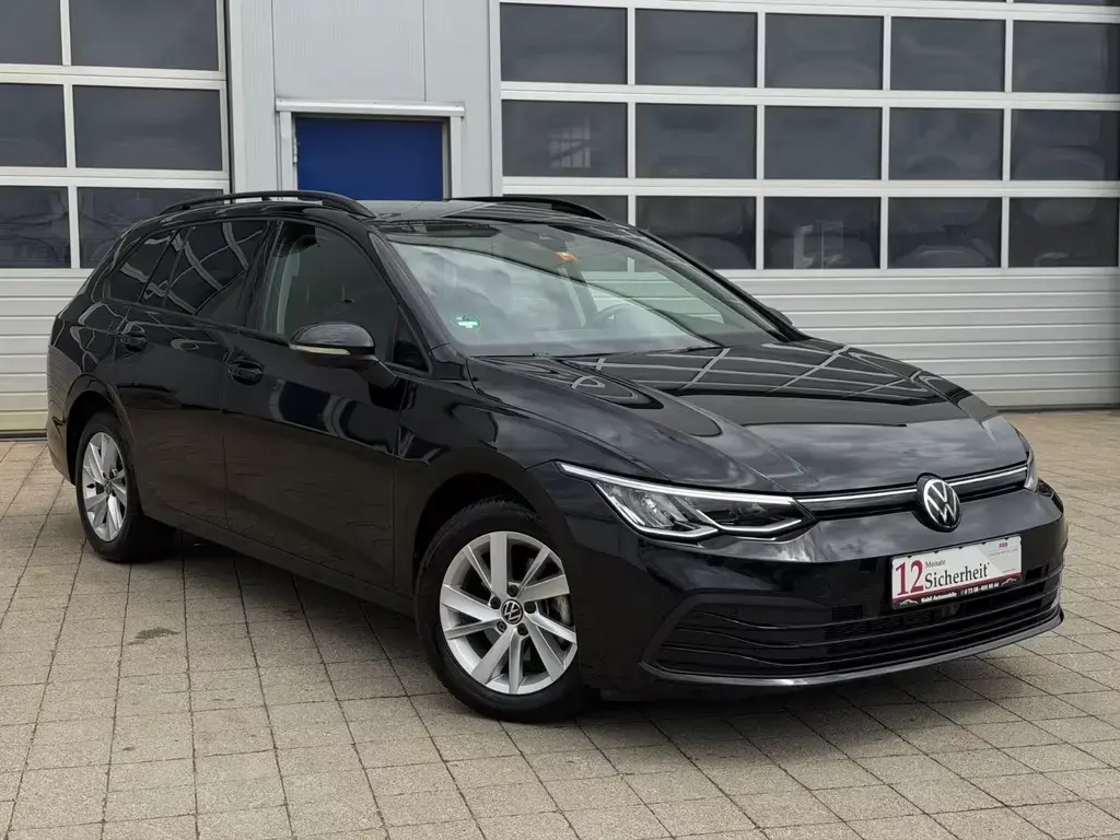 Main__Slider__Photo:Volkswagen Golf VIII Variant Life 1.5 eTSI DSG ACC Hybrid 03/2023-1