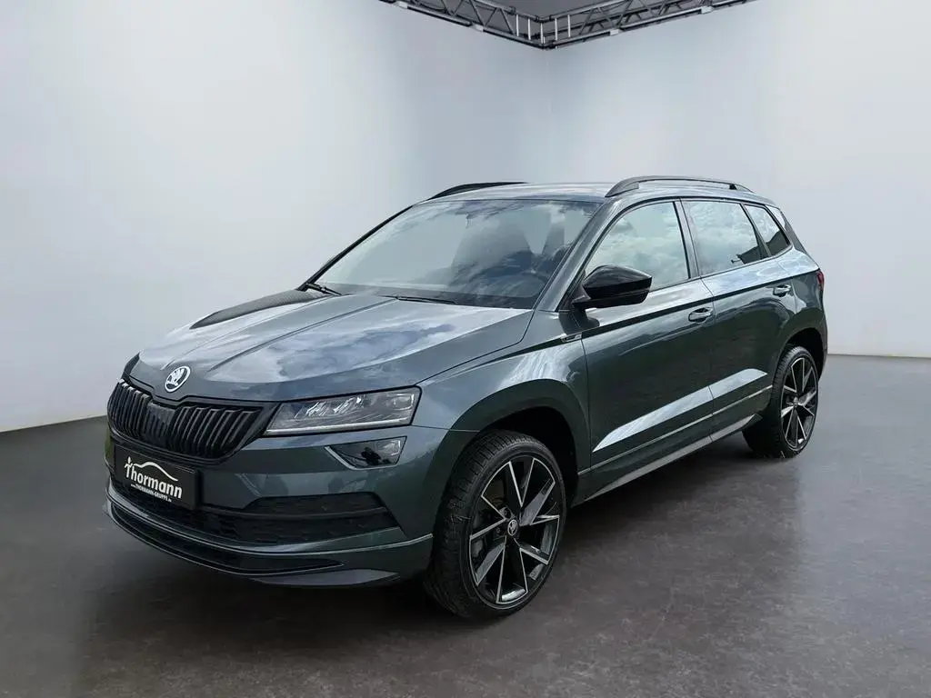 Main__Slider__Photo:Skoda Karoq Sportline 1.5 TSI DSG Navi 4xSitzheiz 07/2021-1