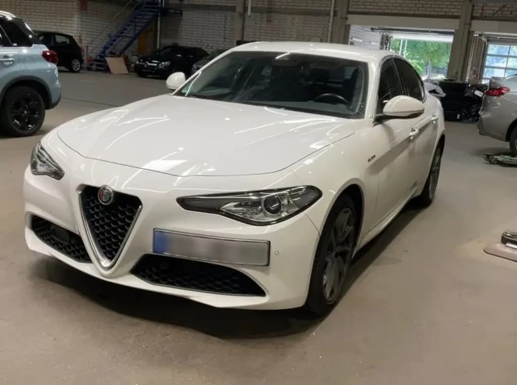 Main__Slider__Photo:Alfa Romeo Giulia Super | LEDER SHZ KAMERA TOTWINKEL 05/2020-0