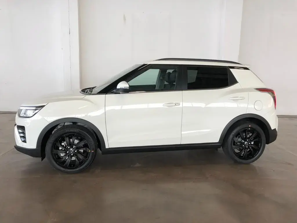 Main__Slider__Photo:Ssangyong Tivoli 1.5 Benzin 120KW/163 PS I BLACKLINE "Neu" null-1