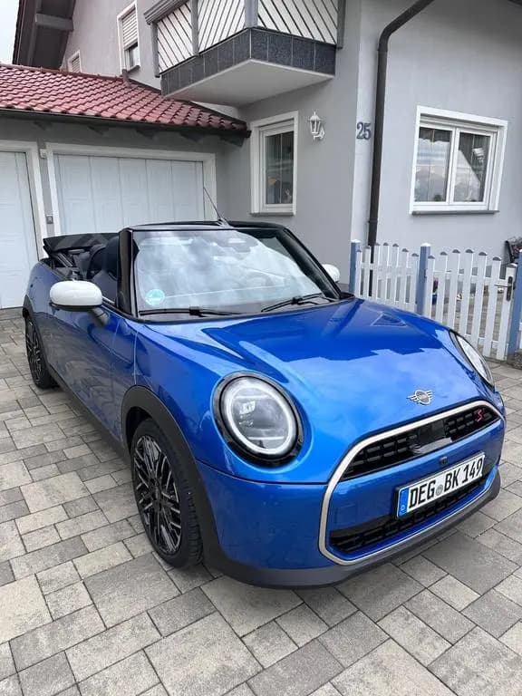 Main__Slider__Photo:MINI Cooper S Cabrio Favoured Trim Paket XL 12/2024-0