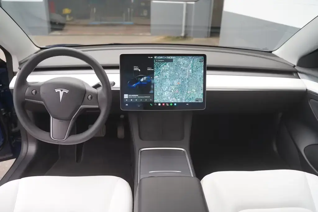 Main__Slider__Photo:Tesla Model 3 Long Range AWD  *innen weiß* 06/2021-1