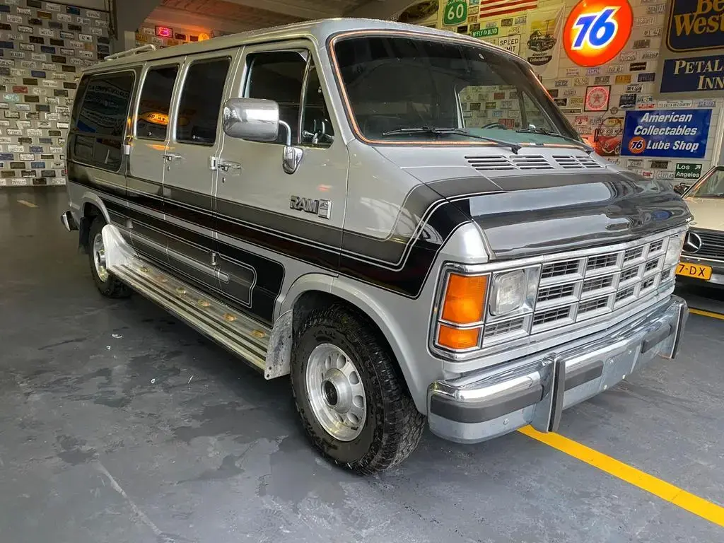 Main__Slider__Photo:Dodge Other B 250 Dodge RAM VAN Traumzustand 07/1987-1