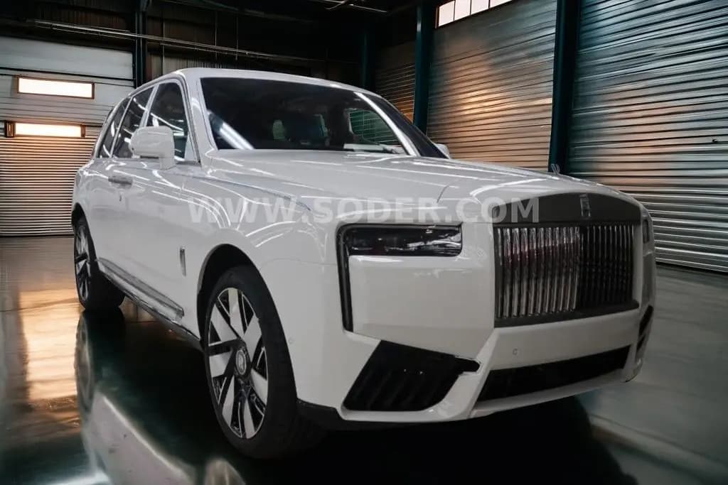 Main__Slider__Photo:Rolls-Royce Cullinan - Silver Badge MY + Prod. 2026 null-0