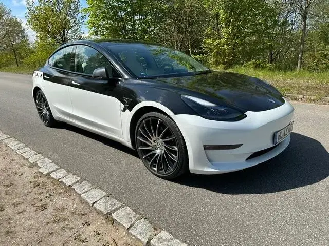Main__Slider__Photo:Tesla Model 3 Allradantrieb mit Dualmotor Performa... 12/2021-1