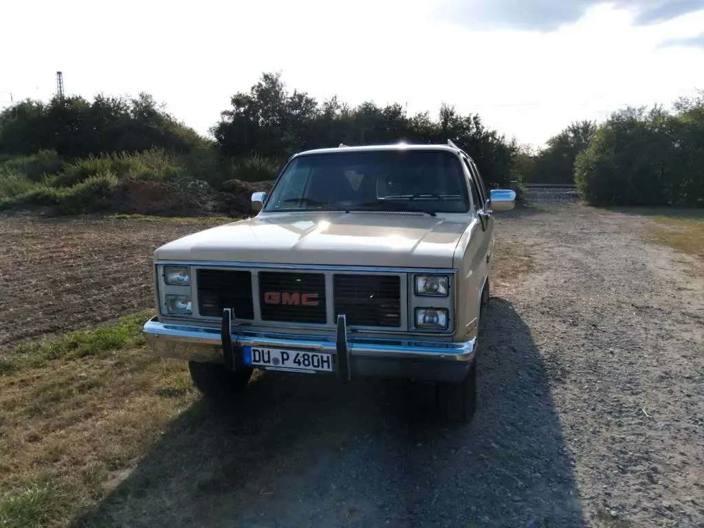 Main__Slider__Photo:GMC Other Suburban 02/1988-1