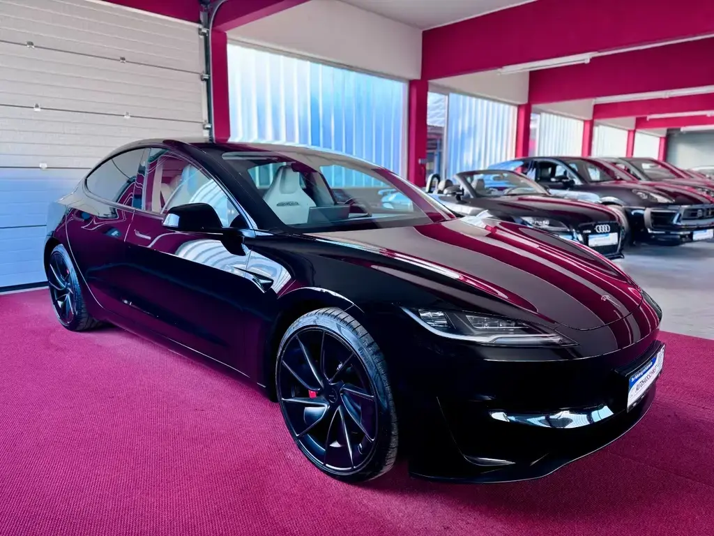 Main__Slider__Photo:Tesla Model 3 Highland Performance Dual AWD Steuer 07/2024-1