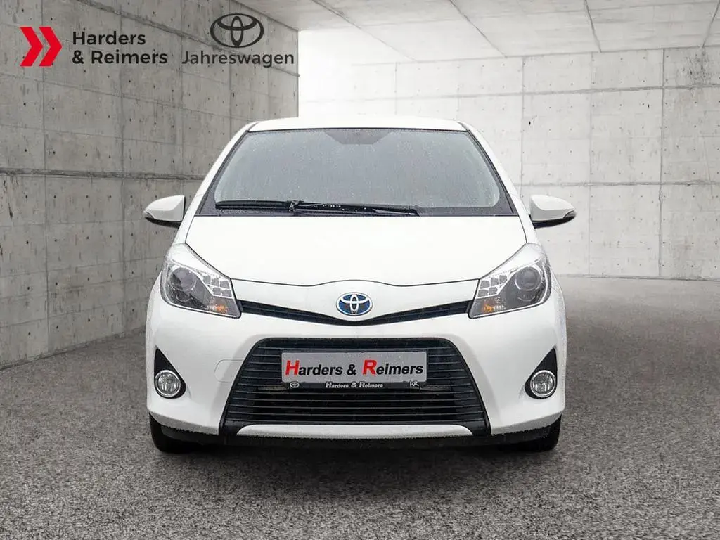 Main__Slider__Photo:Toyota Yaris Hybrid Life 09/2013-1