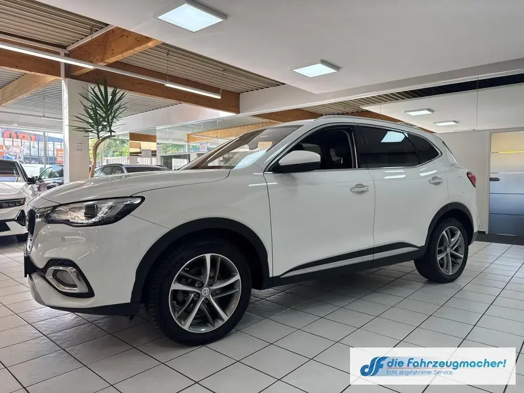 Main__Slider__Photo:MG EHS PHEV Comfort Hybrid EU6d Navi Digitales Cock 07/2022-1