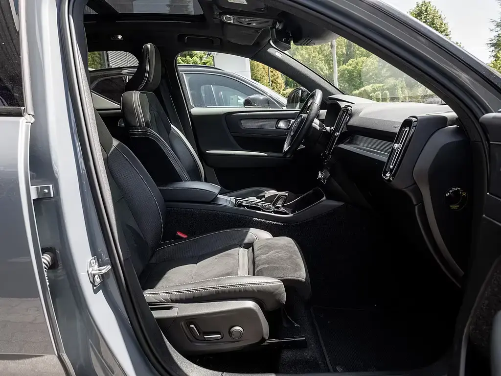 Main__Slider__Photo:Volvo XC40 T3 R Design 03/2021-1